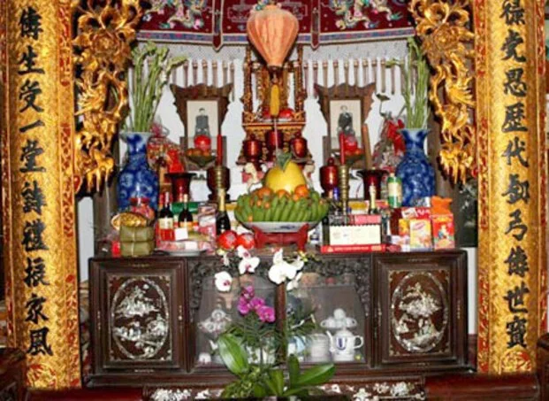 trang-tri-ban-tho-gia-tien-tet-07